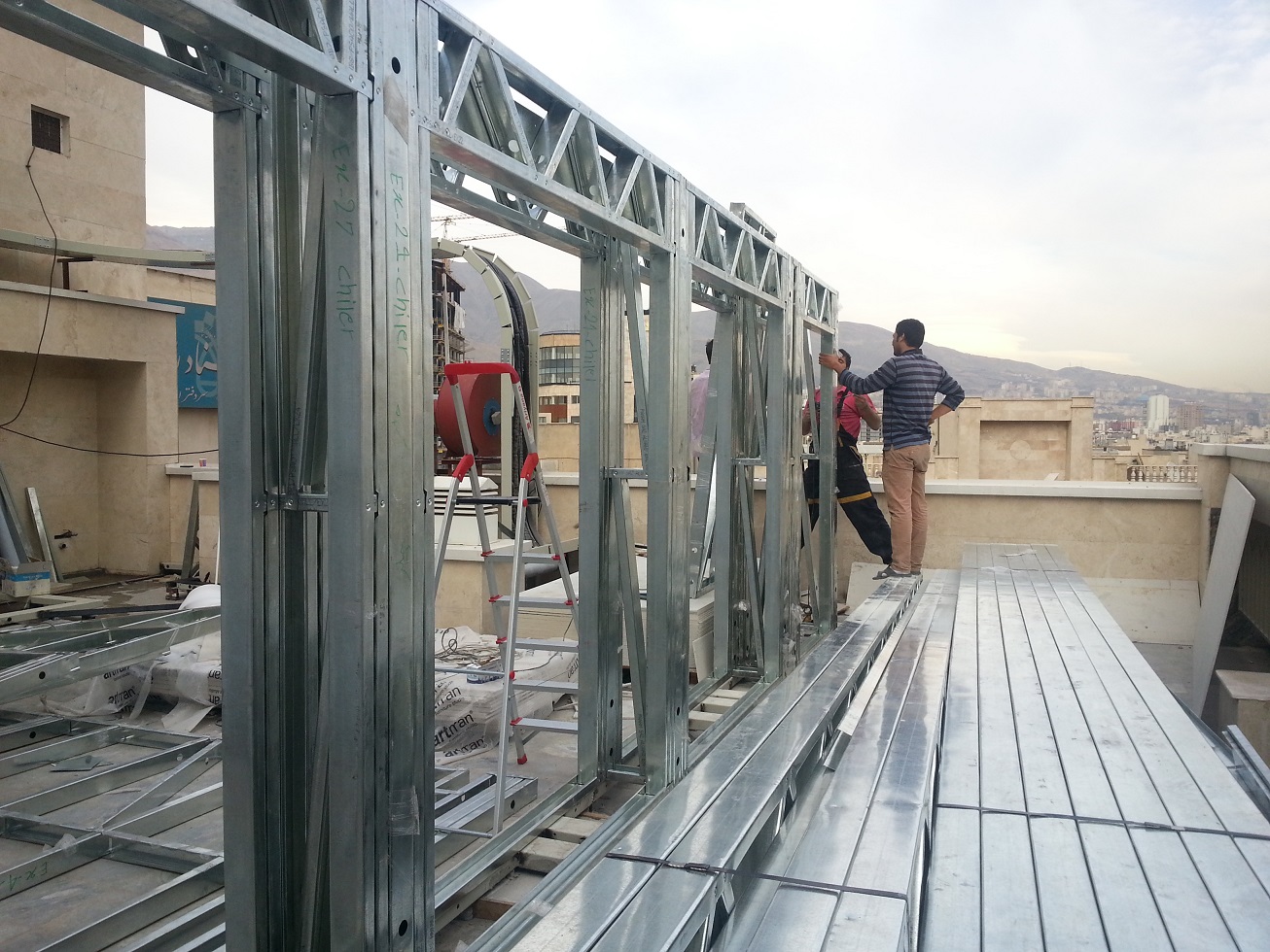 آسراکو طراح،سازنده و مجری سازه های قاب فلزی سبک ال اس اف LSF اضافه طبقه با cfs